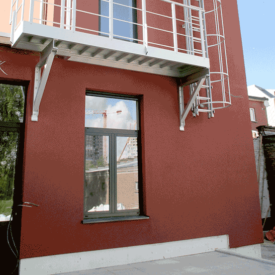 Drop-down ladder Drop-down sliding ladder counterbalanced with counterweights for a smooth opening.